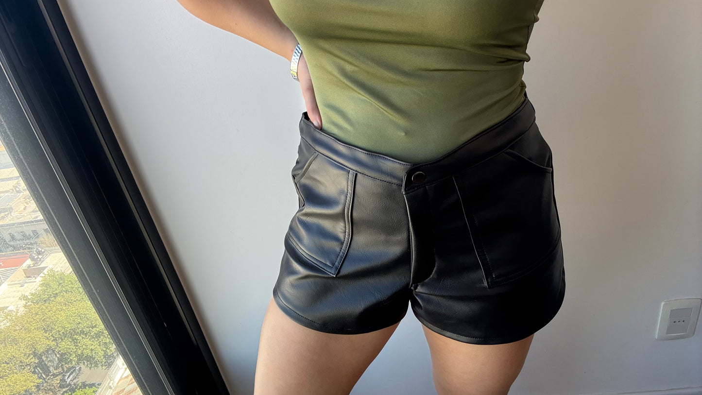 short de ecocuero